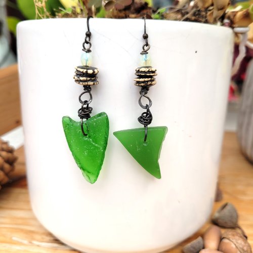 Un petit prix pour ces jolies boucles d'oreille avec galets verre et céramique artisan: "vent de mer" ... !!!