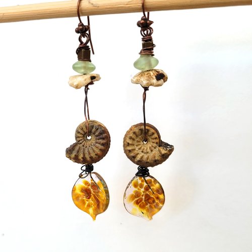 Boucles d'oreille avec ammonite de madagascar, lampworks feuille, coquillage .... : "sonorité magique"