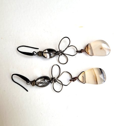 Des breloques trèfles en fer recuit pour ces boucles d'oreille spectaculaires avec cabochon montana agate: "pétales de chimères"