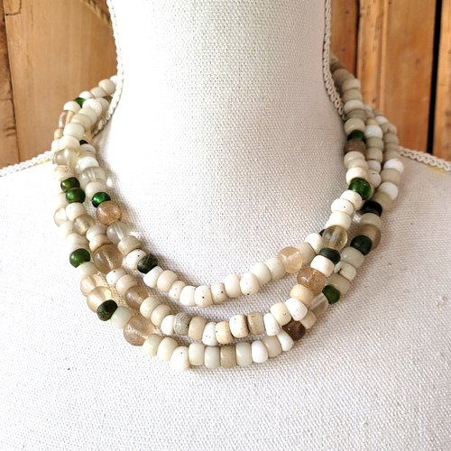 Un collier unisexe ethnique "grand ras de cou" avec 3 rangs de perles african trade beads : "clair de lune à l'ame" .....