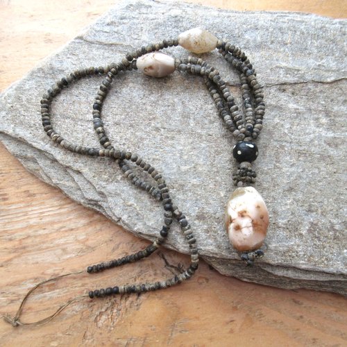 Un collier tribal de toute beauté en perles "djenné" et agate du néolithique : "magie des sables du désert "