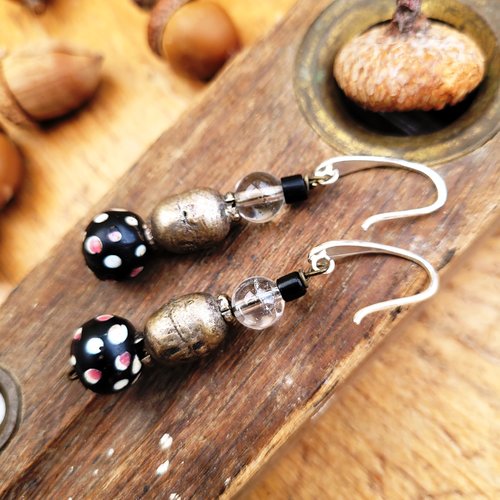 Des boucles d'oreille du bonheur avec perles en verre ancien vénitien, argentées berbères, perles cristal ... : "destin sans age"