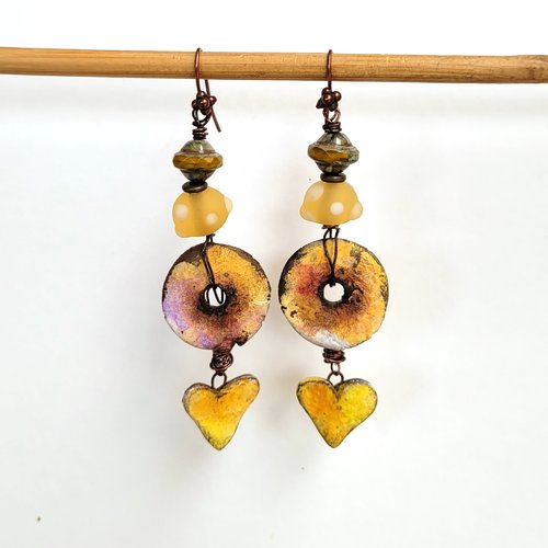Splendides breloques disque et coeur en céramique artisanale pour ces boucles d'oreille romantiques : "plaisirs délicats ...  "