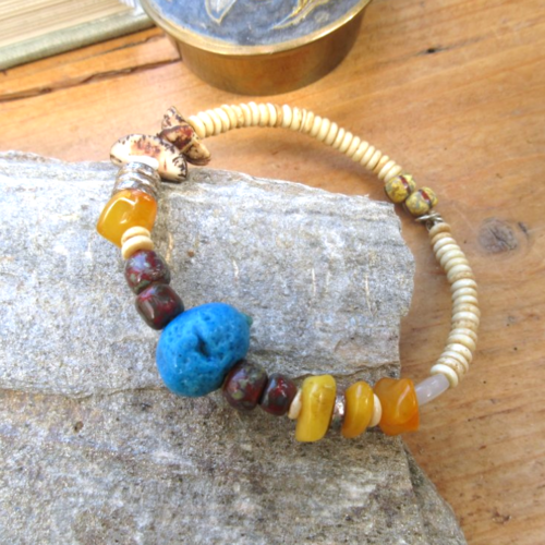 Un bracelet chic et racé, semi rigide, avec perles en corail .. : "racines particulières" !!!