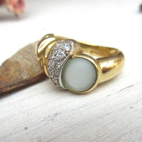 Du côté vintage : une bague décalée en or massif 18k avec topaze bleue et zircon; création artisanale ...!!!