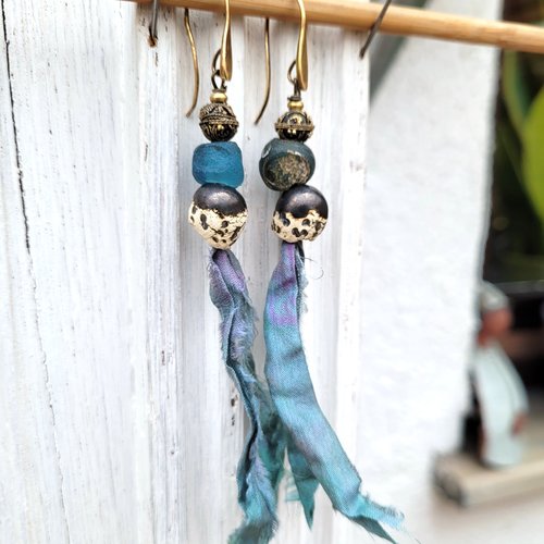 Des boucles d'oreille de style amérindien, avec céramiques artisanales, perles nila, cornaline, soies...: "rêves suspendus "