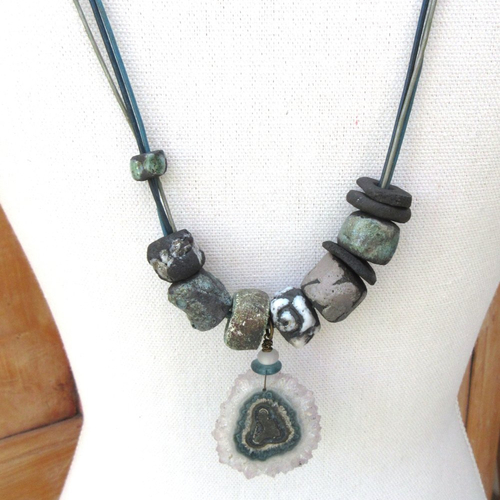 Un collier contemporain , tribal et rustique , avec tranche de stalactite améthyste ... : "des effets de matières"