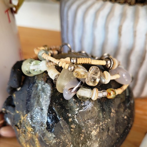Un bracelet 3 rangs perles quartz rutile or, galets verre , agate, perles plaqué argent : "frissonnements"