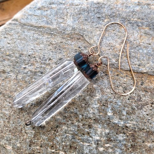 Une originalité authentique pour ces boucles d'oreille citadines boho chics avec pointes cristal de roche.. : "elégance de l'instant"