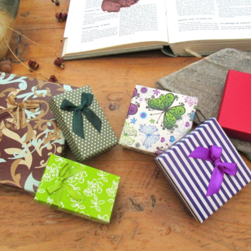 Des boucles d'oreille avec petits talismans de bonheur "oeil de ste lucie", perle verre soufflé à la main : "invitation poétique"