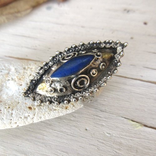 Une ancienne bague orientale en argent massif 925 , reflets laiton avec cabochon ancienne lapis lazuli pour le côté vintage ..