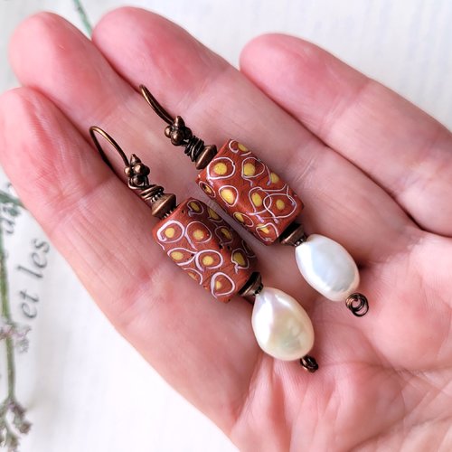 Des boucles d'oreille tribales avec perles vénitiennes antiques millefiori , perles fines baroques : " un tendre amour orange amère"