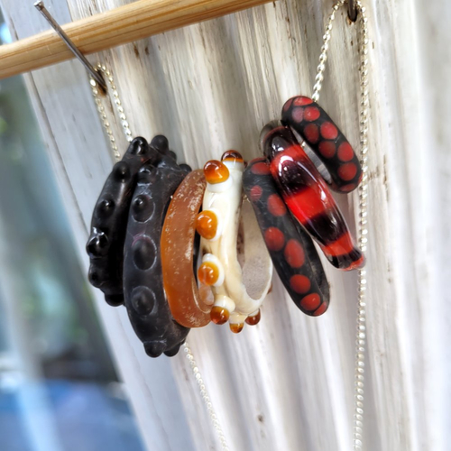 Un collier minimaliste et romantique, unisexe avec bagues en verre d'artiste ...: "subtil equilibre"