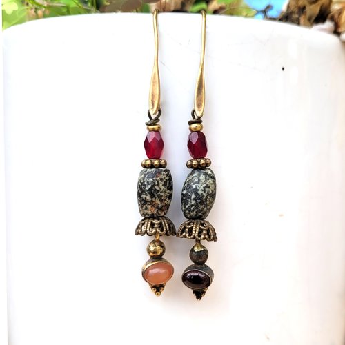 Vendu- des boucles d'oreille asymétriques poétiques, tribales et coquettes avec pierre granit ancien : "un lyrisme intense"