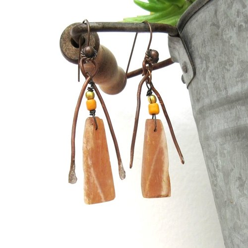 Pierre du soleil pour ces boucles d'oreille primitives et bohèmes : "mannequins d'osier"