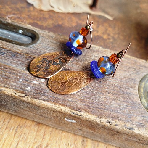 Des boucles d'oreille chics, "classes" avec plaques gravées main et galet verre plage : "magiciennes" !!!!!