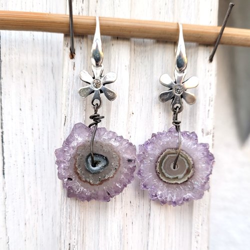Des merveilles de boucles d'oreille boho chics urbaine avec tranche de stalactite améthyste ..: "fleurs de vie"