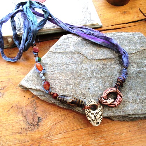 Un collier tribal avec anciennes cornaline, céramiques artisanales et de toute beauté :"chambre d'echos à ciel ouvert"