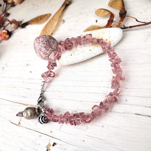 Un bracelet boho chic précieux avec ces perles en quartz rose et breloque argent berbère : "tendresse au quotidien" !!!