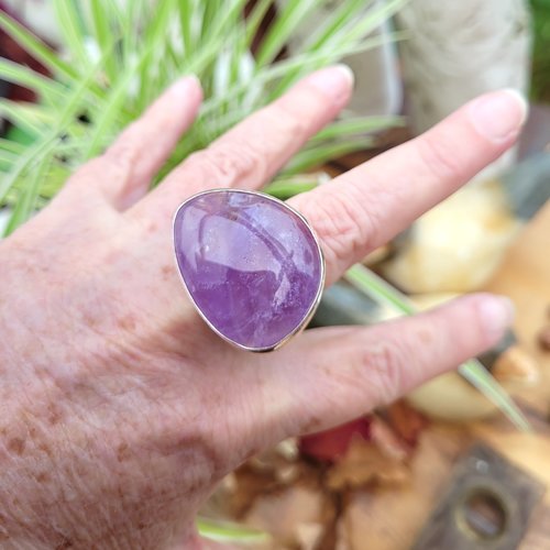 Du côté vintage : une bague ajustable argent massif 925 avec un superbe cabochon d'améthyste  !!!!