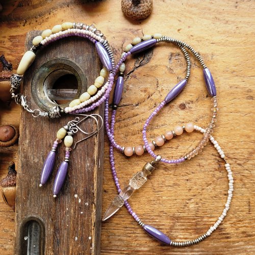 Une parure boho chic : collier, boucles d'oreille et bracelet - amulette dague phurba en cristal de roche - pour "escales imaginaires" .....