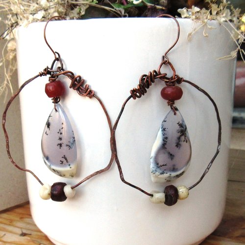 Des boucles d'oreille créoles, peps garanti avec cabochon sage améthyste et perle cornaline néolithique : "eveil des brumes"