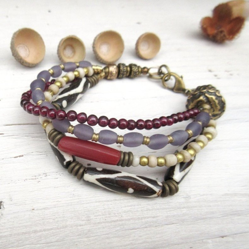 Un bracelet gipsy boho 4 rangs avec pierre fine et os batik : "une histoire mauve"