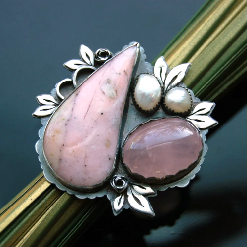 Une incroyable bague en argent 925 , avec un cabochon opale des andes, quartz rose et perles baroques  ... pour le côté vintage !!!!