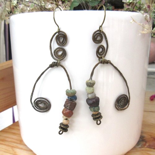 Une ritournelle  :  des boucles d'oreille primitives, un peu baroques avec des perles en granit  et de fouille du mali ...