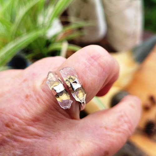 Une bague ajustable en argent 925 avec 2 splendides pointes de cristal de quartz pour le côté vintage ...