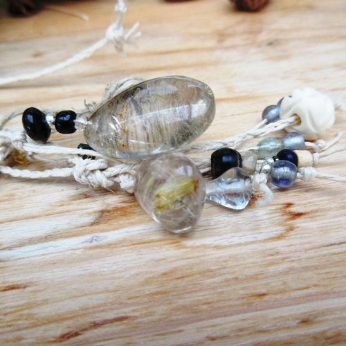 Aurore brillante : un collier nature, petit grigris chic et tribal , perles de quartz rutile or ....