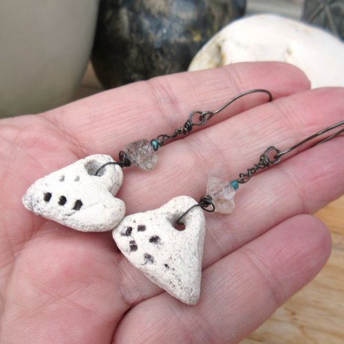 Des coeurs en céramique artisanale avec herkimer diamant pour ces boucles d'oreille romantiques: "tendresse infinie"
