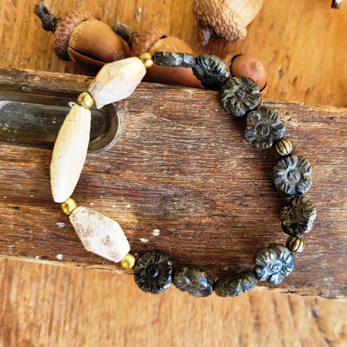 Ancien coquillage et pierres en pyrite gravée forme fleur pour ce bracelet ethnique : "simplicité et harmonie ....."