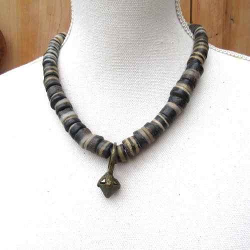 Un collier tribal rustique, unisexe et primitif avec perles anciennes en verre et bague laiton lobi : "temps elastiques"