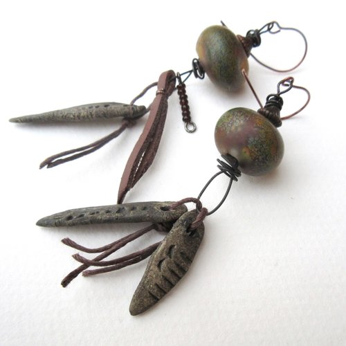 Des boucles d'oreille rustiques, un rien baroques et asymétriques avec céramiques et lampworks artisanales .: "de suaves murmures"