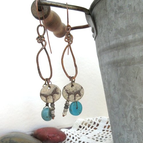 Des boucles d'oreille tribales et primitives avec structure cuivre frappé à l'ancienne, création artisanale ...: "chemins inconnus"