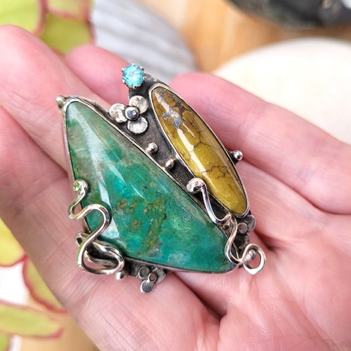 Merveilleuse bague ajustable en argent 925 , contemporaine avec cabochon chrysoprase, turquoise et topaze bleue