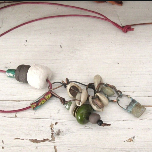 Une histoire se dessine....pour ce collier grigris avec ce spectaculaire fossile crinoïde  .....