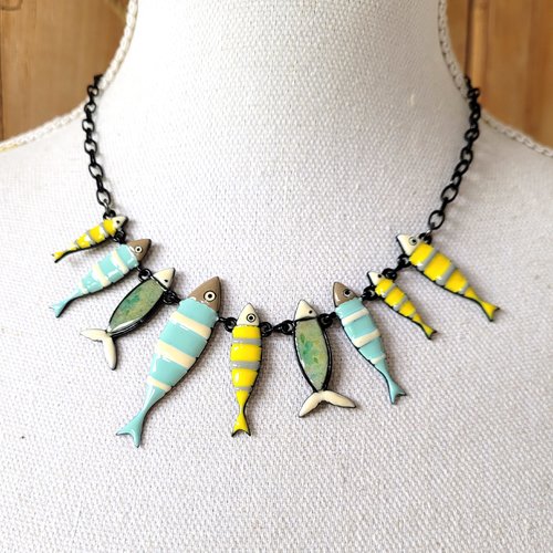 Un collier vintage lol avec breloques poissons en émail, pour une amoureuse ... : "la famille sardines"
