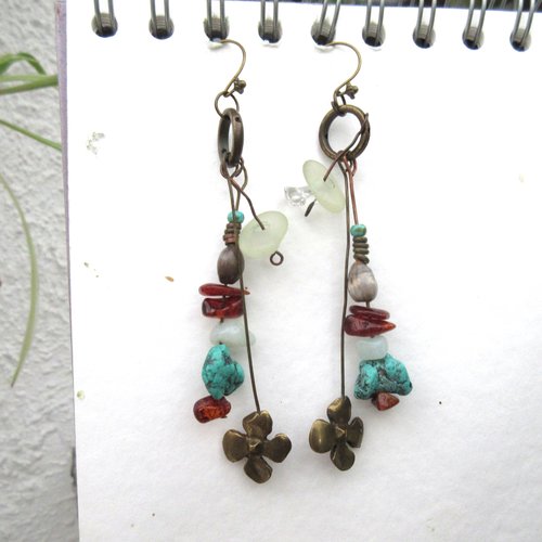 Messagers du vent: des boucles d'oreille hétéroclites primitives , citadines et chics avec ambre de la baltique