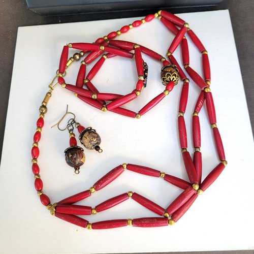 Une parure collier, 3 bracelets et boucles d'oreille composée de perles de chapelets mala : "percée d'or"