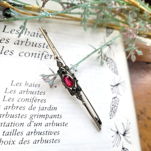 Une broche plaqué argent 925 aux éclats naturels avec cette superbe pierre fine quartz rubis !! : "sagesse du temps"