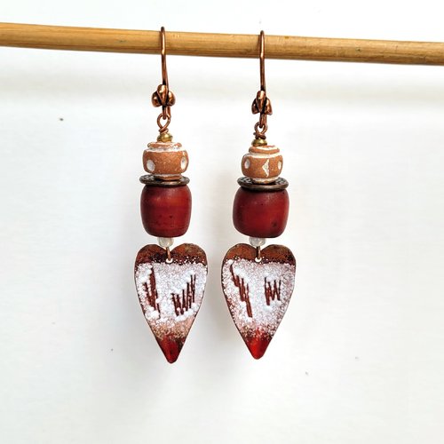 Boucles d'oreille romantiques à souhaits avec breloques émail artisanal, céramique .... : "des coeurs à capturer" !!!!!