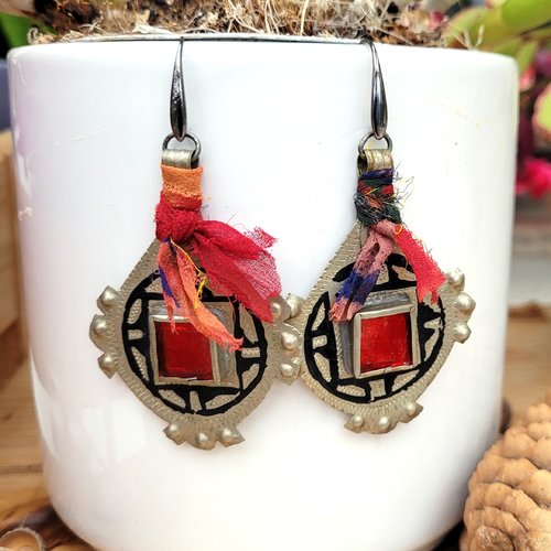 Boucles d'oreille boho tribales avec anciens pendentifs en argent ciselé et niellé avec verroterie maroc : " de troublants appâts "