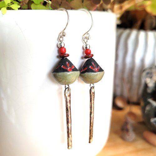 Boucles d'oreille baroques , chics, citadines avec céramique raku artiste , breloques vintages argent: "moments suspendus"
