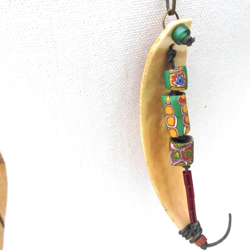Collier inédit unisexe de style africain, ethnique avec cette grande coquille de papouasie....: "le geste est le souffle"