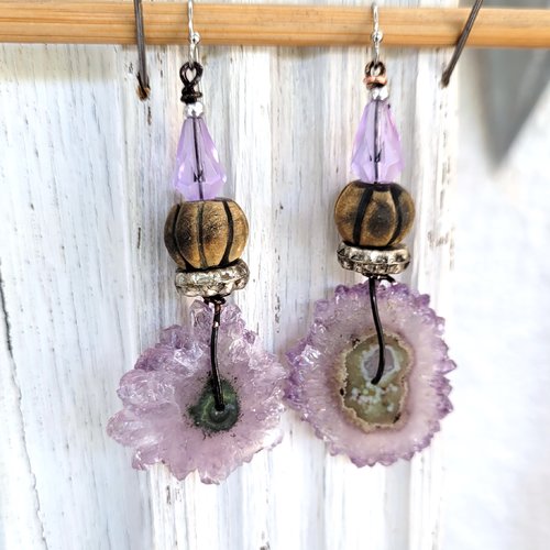 Des merveilles de boucles d'oreille boho chics urbaine avec tranche de stalactite améthyste ..: "fleurs de vie"