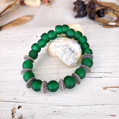 Un bracelet ethnique, tribal et hippie avec perles berbères argent du maroc, verre recyclé de commerce d'afrique : "harmonie subtile"