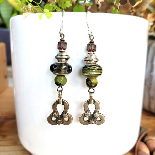 Des boucles d'oreille avec breloques berbères du maroc , perles serpentine... : "elégance des emotions !!!!"