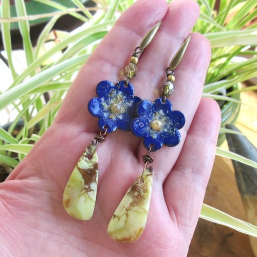Des boucles d'oreille romantiques, chics, citadines ... avec cabochon en maligano vert !!! : "mélodie d'artiste"